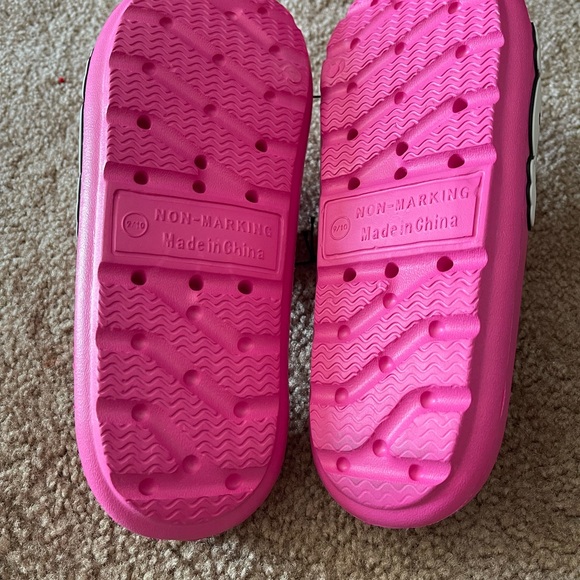 Hello Kitty Women’s  Slide Sandals 9/10 - Picture 4 of 5
